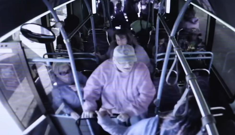 Mujer mata de un brutal empujón a un anciano en bus de Las Vegas | VIDEO. (Captura YouTube)