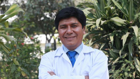 Mario Carhuapoma es el actual decano del Colegio Químico Farmacéutico del Perú. (Foto: Andina)