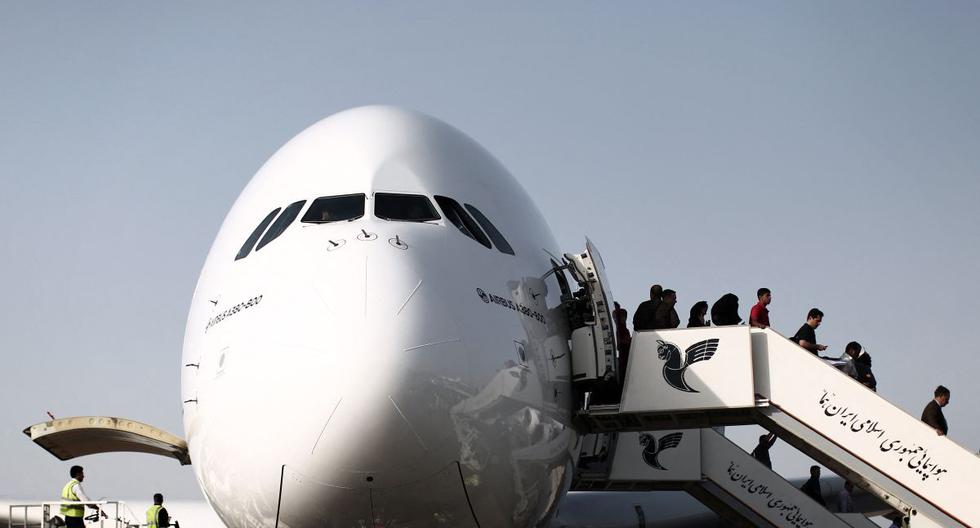 Los pasajeros desembarcan después de aterrizar en el aeropuerto IKA de Teherán, el 30 de setiembre de 2014. (BEHROUZ MEHRI / AFP).