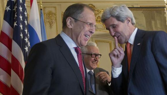 John Kerry y Serguei Lavrov se reunieron hoy en París. P(AP)