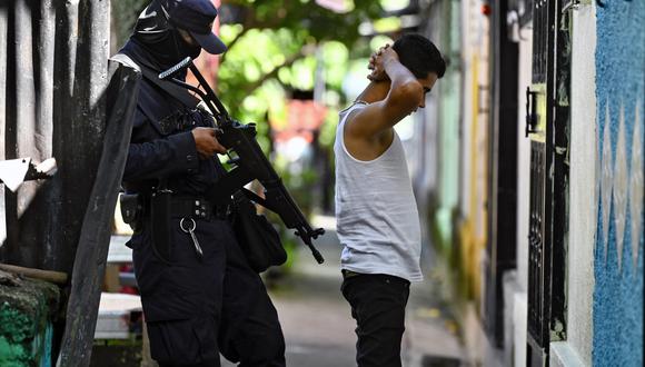 En 16 meses, el régimen de excepción que permite detenciones sin orden judicial suma un poco más de 72.000 presuntos pandilleros detenidos en El Salvador. (Foto: Sthanly ESTRADA / AFP)