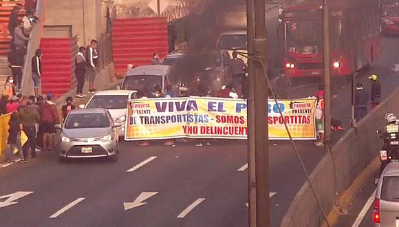 Tránsito paralizado debido a disturbios en  Vía de Evitamiento, a la altura del puente Pocitos, sentido al sur. (Foto: Lima Expresa)