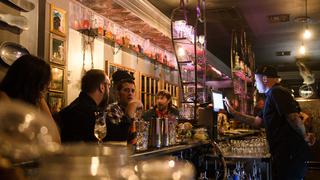 Los Ángeles exigirá vacuna contra el COVID-19 para ir a bares y clubes nocturnos