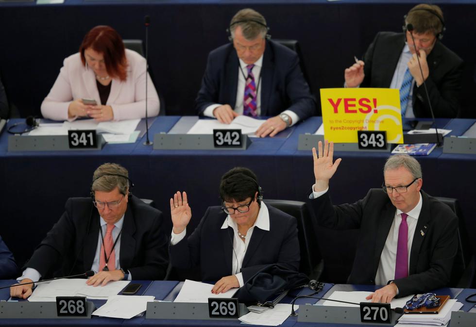 Con 348 votos a favor, 274 en contra y 36 abstenciones, el Europarlamento de Estrasburgo aprobó la reforma europea de los derechos de autor, acogiendo el pedido de miles de manifestantes. (Foto: Reuters)