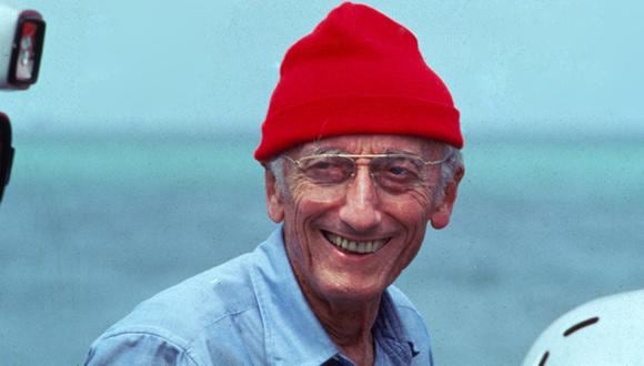 Jacques Cousteau y su emblemática gorra roja. (AFP)