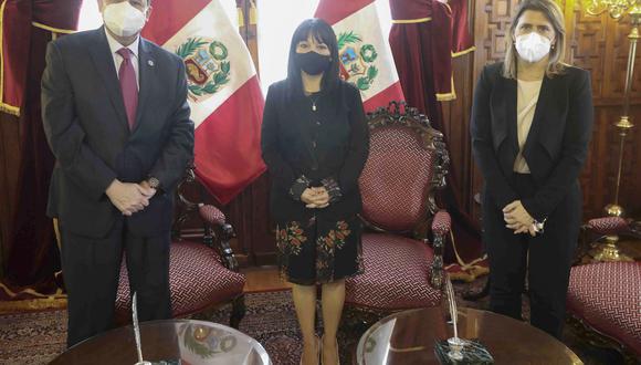 La presidenta del Congreso, Mirtha Vásquez, junto a los representantes de la Misión Electoral de la OEA. (Foto: Congreso)