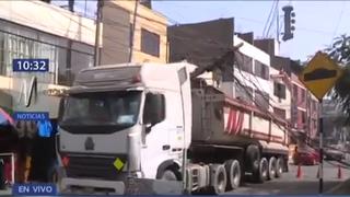 Un camión sostiene a poste caído en ATE por segundo día consecutivo | VIDEO