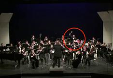 Percusionista suelta su baqueta y golpea a una colega de su orquesta en pleno concierto