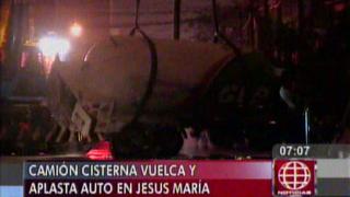 Jesús María: Camión cargado con GLP se volcó y aplastó un auto [Video]