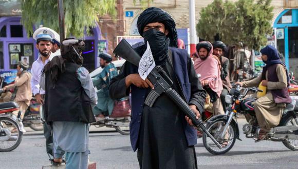 Un combatiente talibán hace guardia en un puesto de control en Afganistán, el 17 de agosto de 2021. (EFE/EPA/STRINGER).