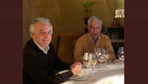 Mario Vargas Llosa celebra junto a su hijo, Álvaro, la llegada de los 85 años