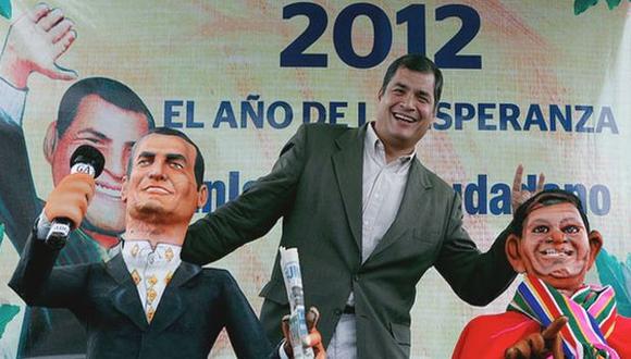 Correa quemó también unos monigotes que representan a sus opositores. (Presidencia de Ecuador)