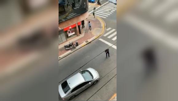El policía identificó el vehículo de los ladrones, un Honda Civic plateado, se paró delante y apuntó con su arma a la vez que pedía refuerzos. (Foto: Captura de video de Twitter)
