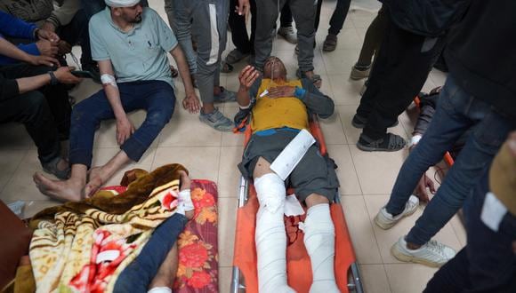 Israel bombardea el patio de un hospital en Gaza. (Foto: AFP)
