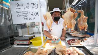 Precio del pollo se eleva en mercados mayoristas tras alza del dólar en últimas semanas