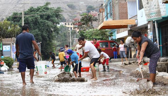 ESFUERZOS. Vecinos de zonas afectadas hacían lo imposible para que el agua no entre a sus casas (Jesús Saucedo)