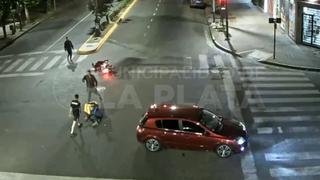 Un conductor dio una paliza a repartidor que chocó contra su auto por cruzar en rojo [VIDEO]