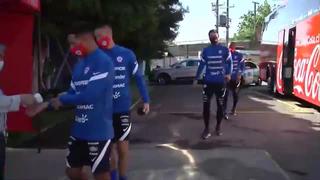 Alexis Sánchez y Claudio Bravo llegan a Chile para preparar el duelo ante Perú