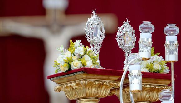 Las reliquias de los dos nuevos santos, una ampolla de sangre de Juan Pablo II y un pedazo de piel de Juan XXIII extraída durante su exhumación en el año 2000, fueron colocadas junto al altar. (EFE)
