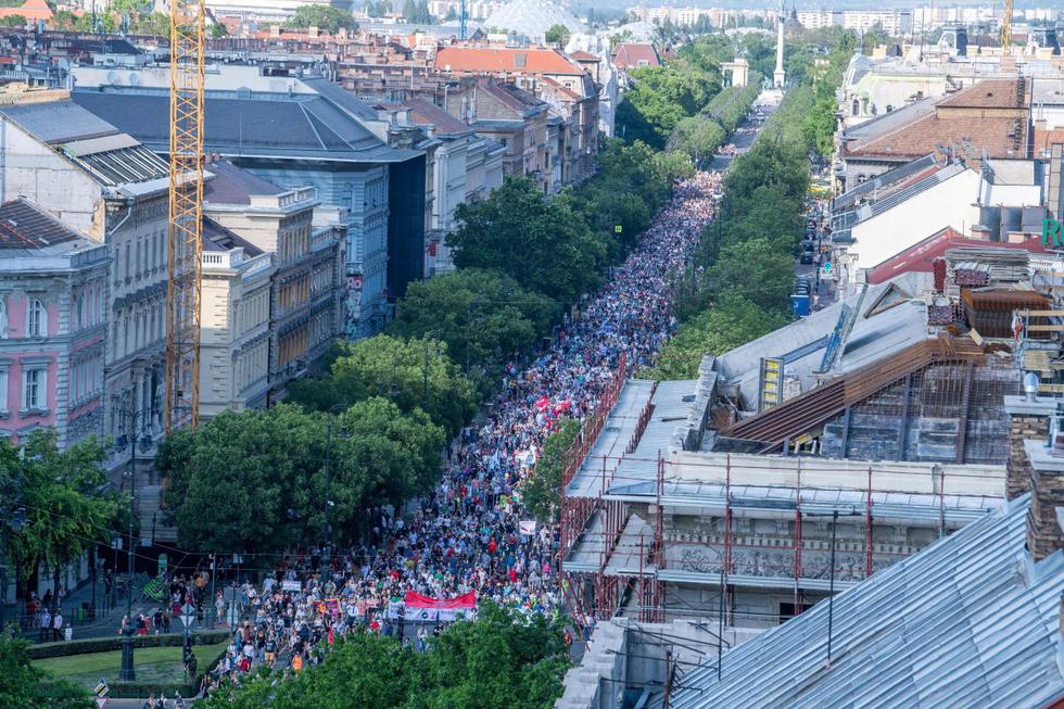 Miles de personas se reunieron hoy, a pesar de las restricciones, en el centro de Budapest para protestar contra los planes del Gobierno de permitir la apertura de una universidad estatal china en la ciudad. (Texto y foto: EFE).