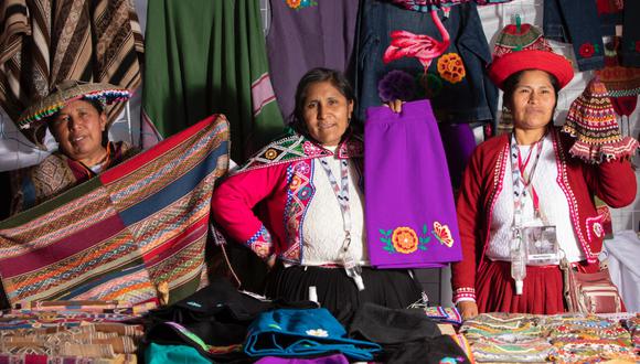 Más allá de trabajar trajes típicos y telares con motivos andinos, también produce faldas, casacas, jeans y hasta mascarillas.