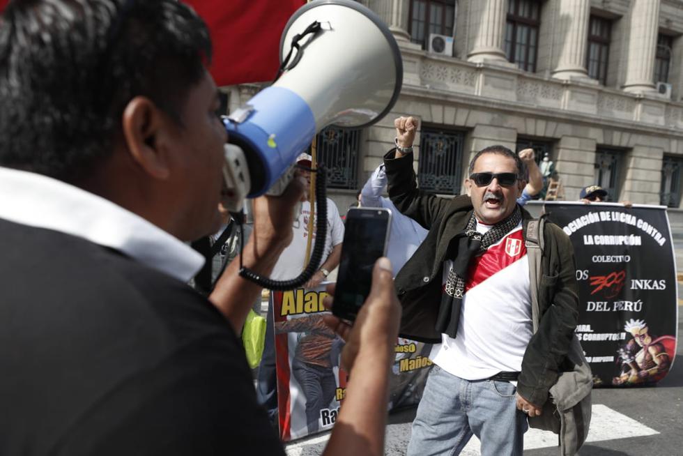 Manifestantes celebran impedimento de salida contra Alan García. (César Campos)
