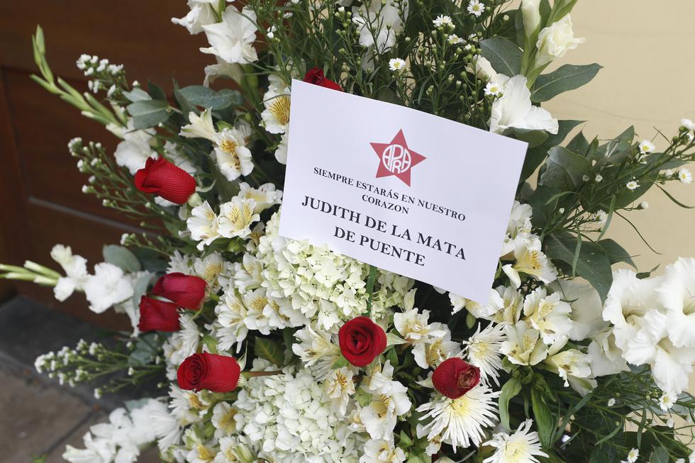 La casa donde el expresidente se disparó fue adornada con arreglos florales desde tempranas horas de la mañana. (César Campos / GEC)