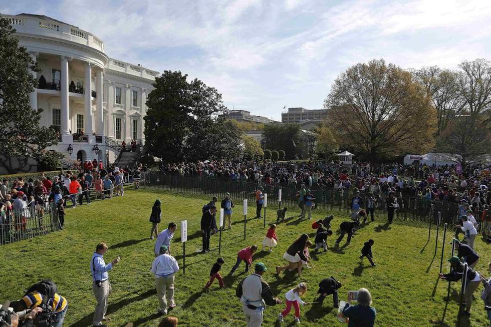 El presidente de EEUU, Barack Obama, y su esposa Michelle abrieron hoy el jardín de la Casa Blanca a más de 30 mil niños y padres para la carrera de los Huevos de Pascua. (AFP)