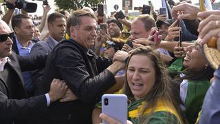 Jair Bolsonaro discute y forcejea con un influencer que lo insultó afuera de su residencia oficial