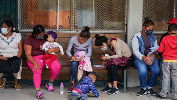 Migrantes centroamericanos que se mantienen a la espera de asilo político en Estados Unidos recibieron este martes, en la fronteriza ciudad mexicana de Tijuana, su vacuna contra la COVID-19 de la farmacéutica Janssen que fue donada por EE.UU. a México. (Foto: EFE/Joebeth Terriquez)