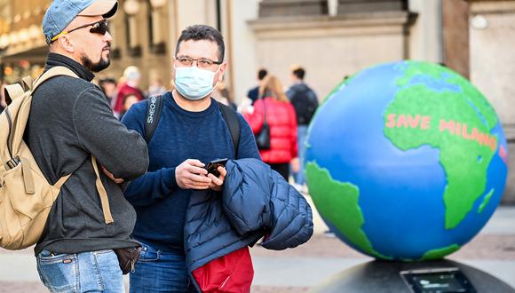 Un hombre con una máscara protectora visita la Galería Vittorio Emanuele II, en el centro de Milán, luego de tomar medidas de seguridad en el norte de Italia contra el COVID-19, el nuevo coronavirus. (Foto: AFP)