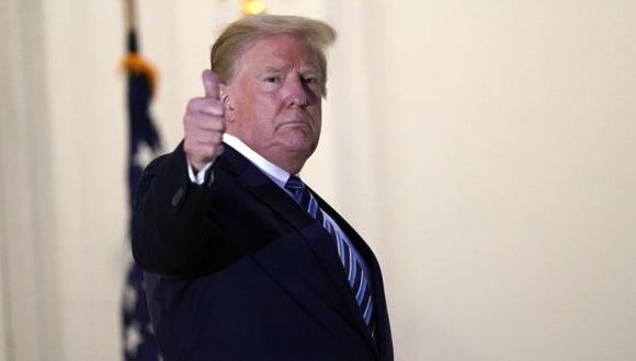 El presidente Donald Trump hace gestos cuando regresa a la Casa Blanca. (AP/Alex Brandon).
