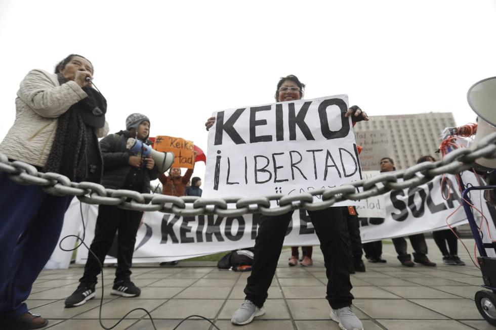 Portando pancartas y banderas los simpatizantes exigieron la pronta liberación de la lideresa de FP, Keiko Fujimori, en los exteriores del Palacio de Justicia. (Foto: Anthony Niño de Guzmán)