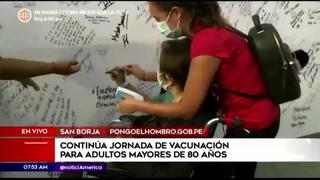 Adultos mayores dejan mensajes en “mural de la esperanza” tras ser vacunados contra el covid-19