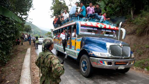 Se ha determinado a los grupos paramilitares como los principales victimarios de los desaparecidos. En la foto, guerrilleros de las FARC manejan un puesto de control de carreteras. (Foto: AFP)