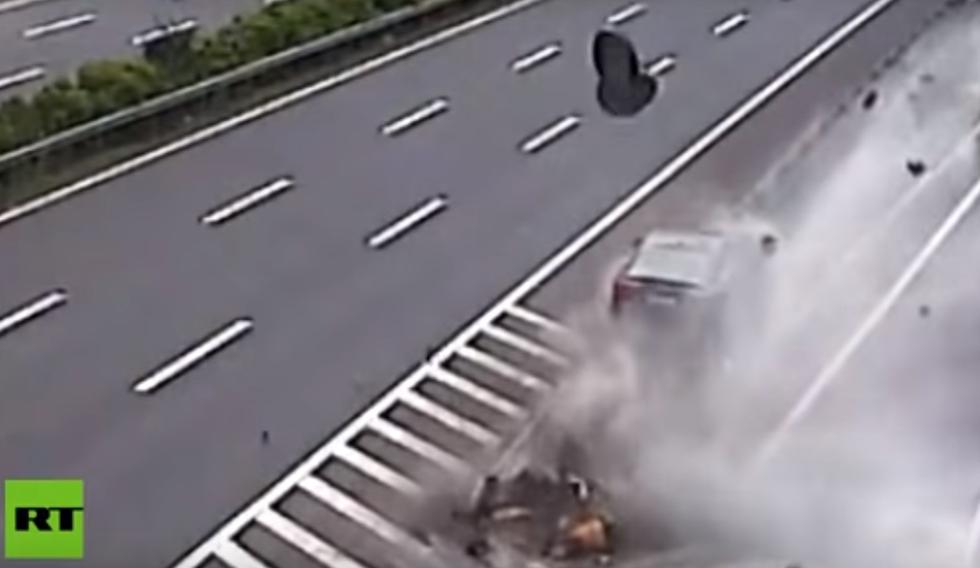 Las cámaras de seguridad registraron un violento accidente contra el guardarraíl de una carretera, en China
