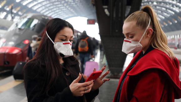Dos mujeres usan mascarilla en Milán, Italia, donde se han registrado contagios por coronavirus. (EFE/EPA/MATTEO BAZZI).
