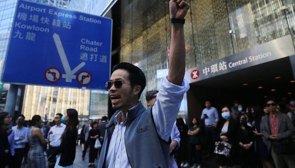 Un manifestante prodemocrático de Hong Kong hace gestos durante una manifestación antigubernamental a la hora del almuerzo en el centro, Hong Kong. (EFE)