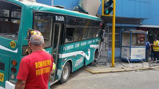 Bus se estrella contra botica en Lince [FOTOS Y VIDEO]