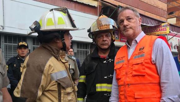 El alcalde de Lima, Jorge Muñoz, inspeccionó esta mañana la zona siniestrada.(Foto: Municipalidad de Lima)