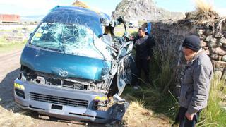 Ocho muertos tras choque entre combi y camión en carretera de Puno [Video]
