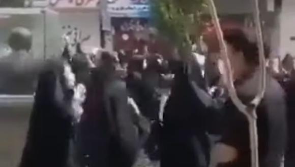 El video capta una manifestación celebrada el 16 de agosto en la ciudad iraní de Qom en la que participaron numerosas mujeres afganas que protestaron contra la victoria de los talibanes en su país. (Captura/YouTube).
