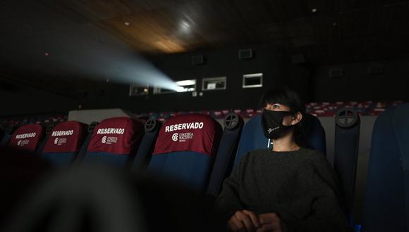 Los cines deberán operar con un 40% de su capacidad o dos metros de distanciamiento social. (Foto referencial: ALFREDO ESTRELLA / AFP)