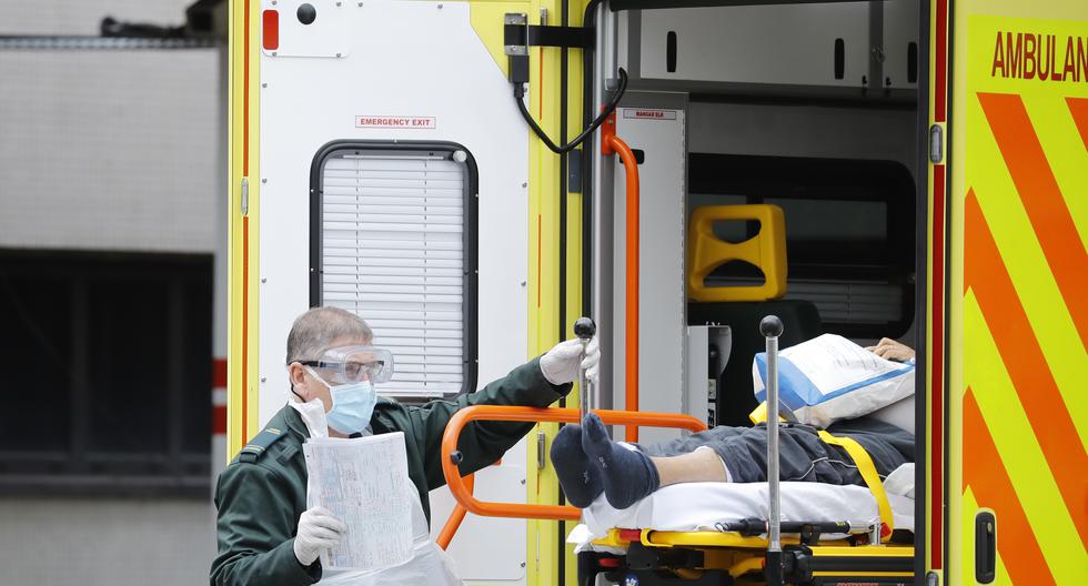 Imagen referencial. Un miembro de los servicios de ambulancia ayuda a trasladar a un paciente al Hospital St. Thomas en Londres el 31 de marzo de 2020. (Tolga AKMEN / AFP).