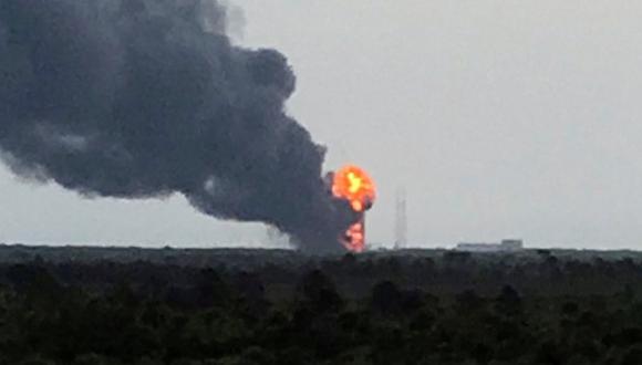 Momento en que explosión destruyó cohete de SpaceX y satélite de Facebook. (Reuters)