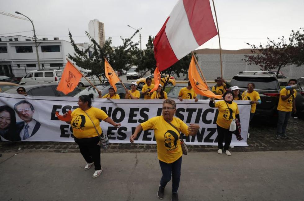 Simpatizantes de Keiko Fujimori llegaron al exterior de la clínica Centenario. (Foto: Renzo Salazar/ GEC)