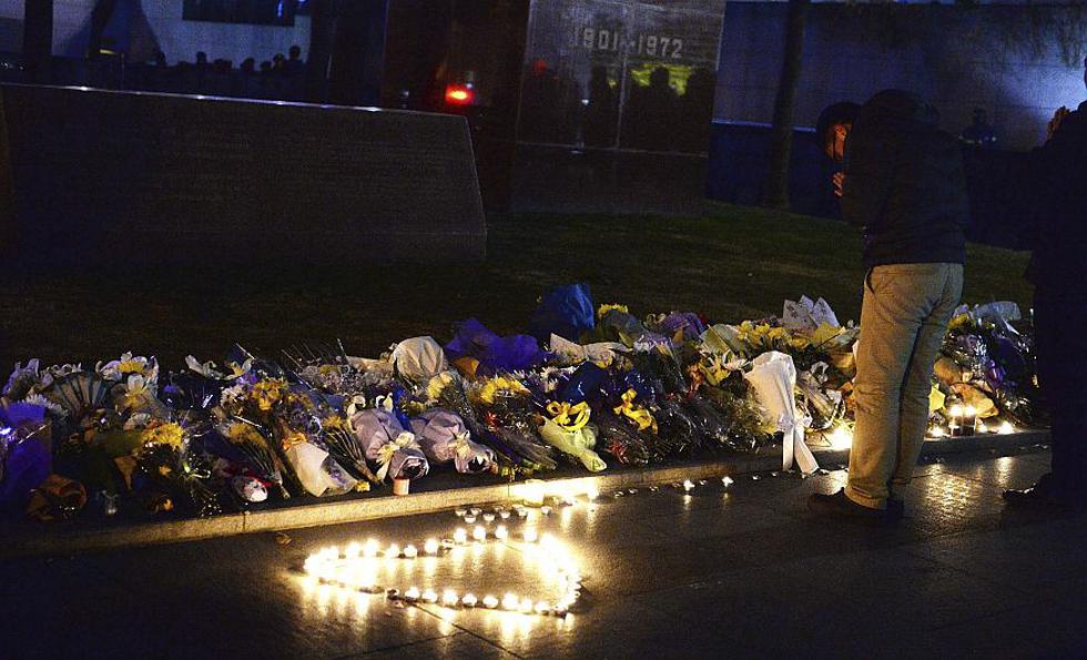 Flores y velas fueron depositadas en recuerdo a las víctimas de la avalancha humana en China. (EFE)
