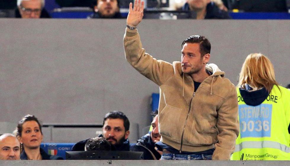 Francesco Totti lloró de emoción con ovación de hinchas de la Roma tras castigo del DT Luciano Spalletti. (EFE)
