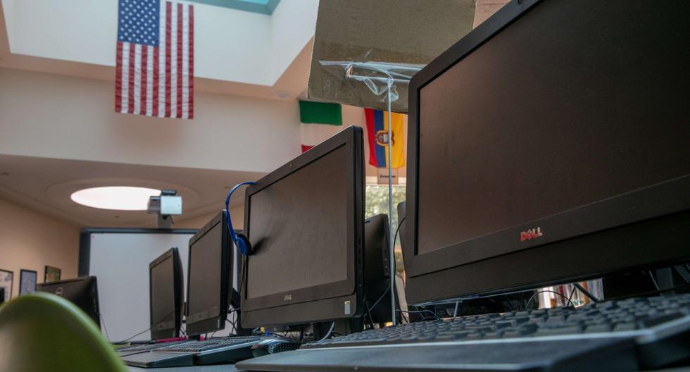 Las computadoras de escritorio están inactivas en el centro de medios de la Escuela Primaria Newfield el 31 de agosto de 2020 en Stamford, Connecticut. (John Moore/Getty Images/AFP).
