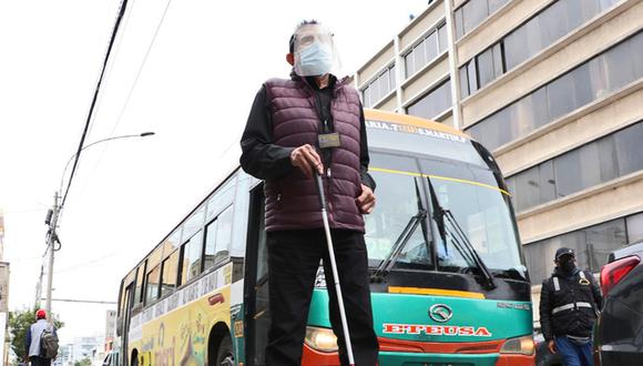 "El mundo es de todos. Tenemos el derecho de usar el transporte público", reflexiona Enrique Bustos que hoy tiene 68 años y perdió la vista a los 17.